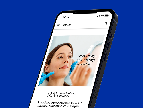 Smartphone exibindo a página inicial do aplicativo MAX Merz Aesthetics Exchange, com foto de uma pessoa recebendo aplicação no rosto por profissional com luvas azuis, e o texto "Learn, Engage, And Exchange Knowledge". Fundo azul.